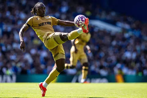 تقارير: توتنهام يقدم عرضا جديدا لضم إيزي 